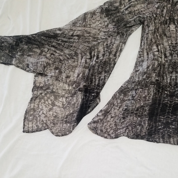 Jennifer Lopez Blouse - Picture 4 of 7